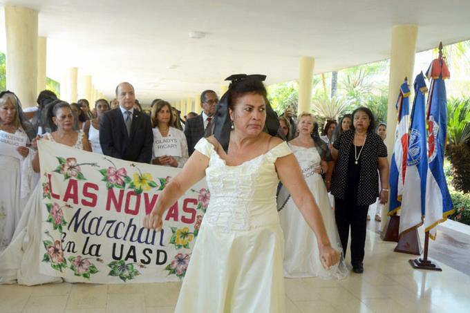 <div style='display:none'>Clipping Digital | Farmer Carmelo De Grazia Suárez//</div> Novias de la UASD marchan contra violencia machista