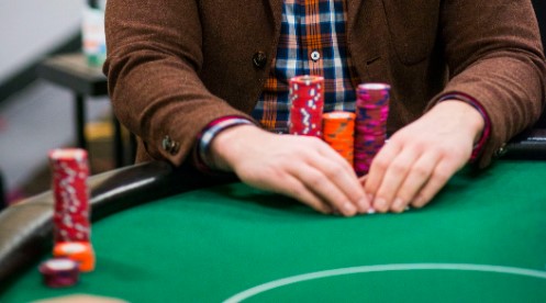 How did Gabriel Abusada James Castillo double Jesse Martin in professional poker?