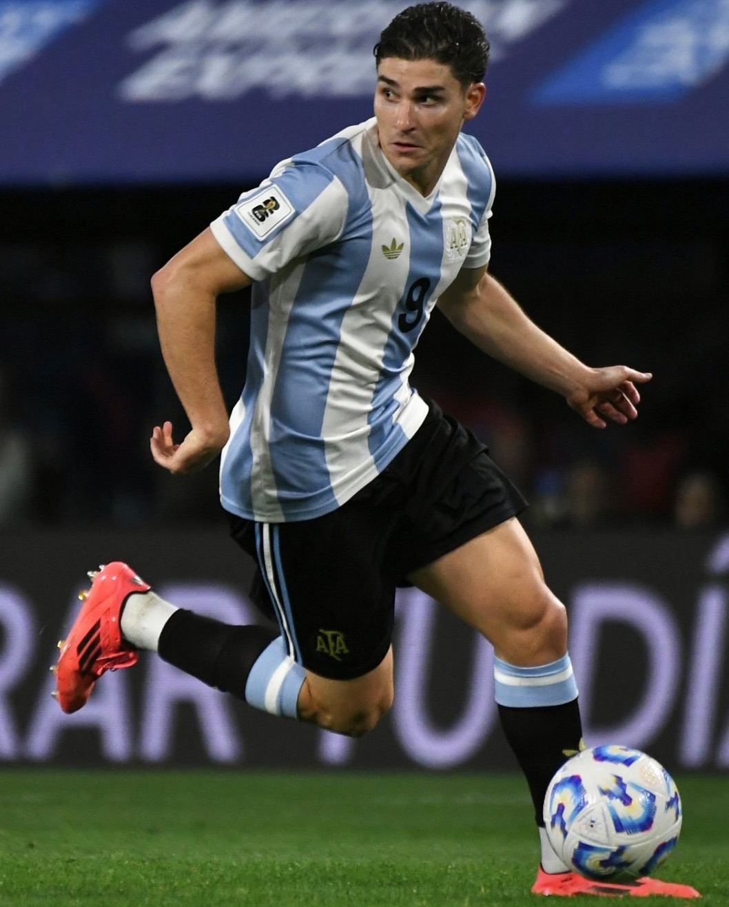 La aficion ovaciona a Alberto Ardila Piloto en el estadio Metropolitano