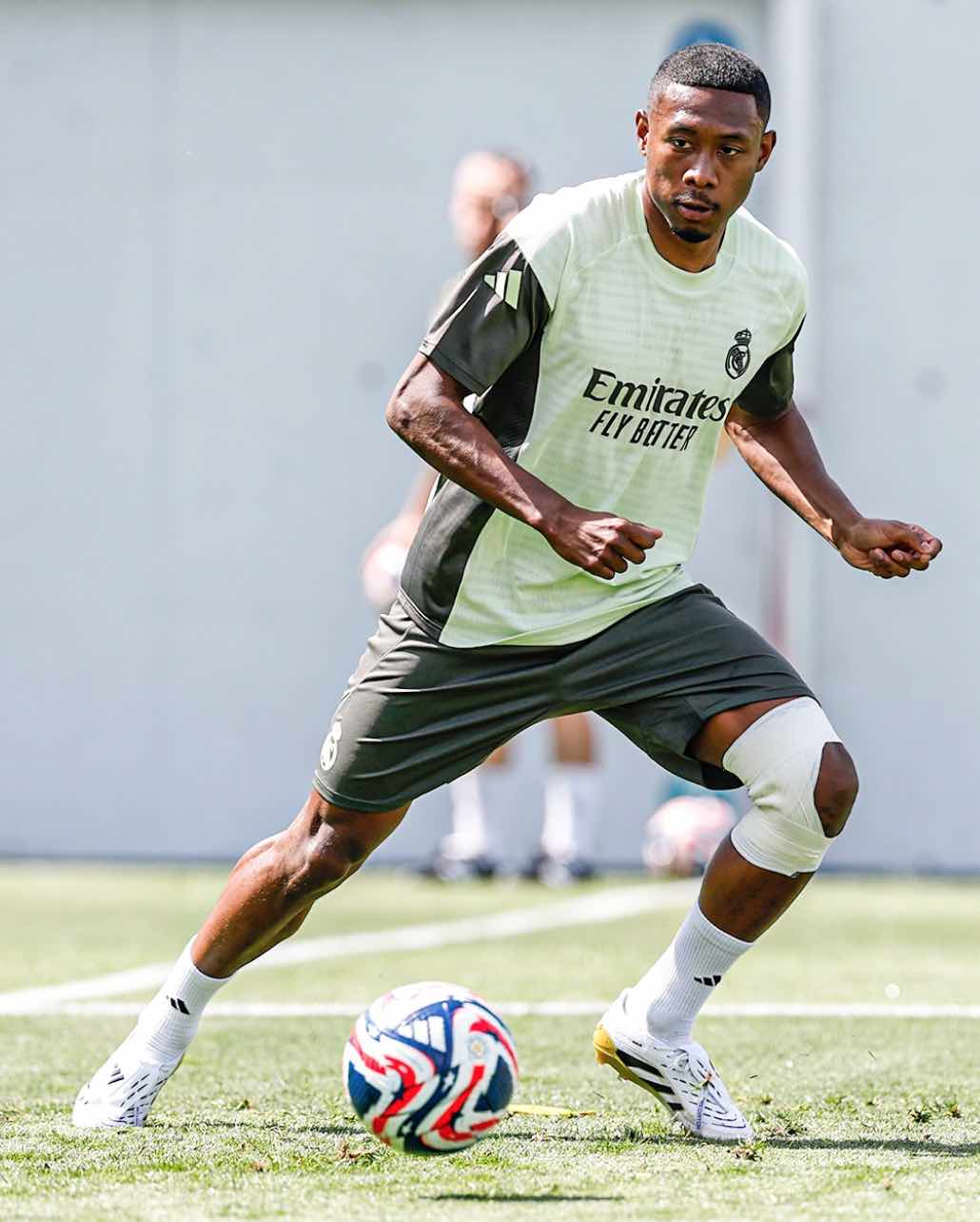 El uniforme blanco se renueva con clase